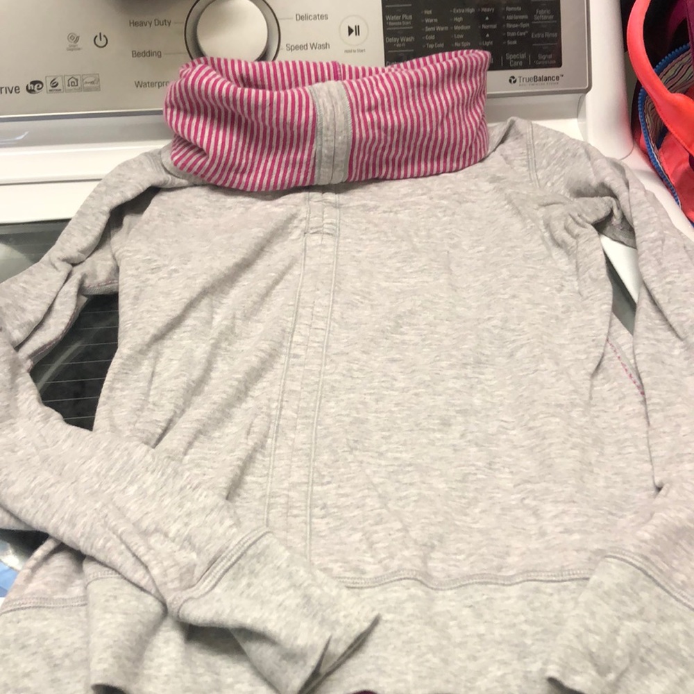 Lululemon size 8 EUC reversible heathered gray